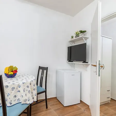 Luciano In A Quiet Location With Parking And A Yard Apartment Fazana