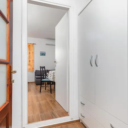 Luciano In A Quiet Location With Parking And A Yard Appartement *
