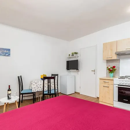 Appartement Luciano In A Quiet Location With Parking And A Yard Fažana