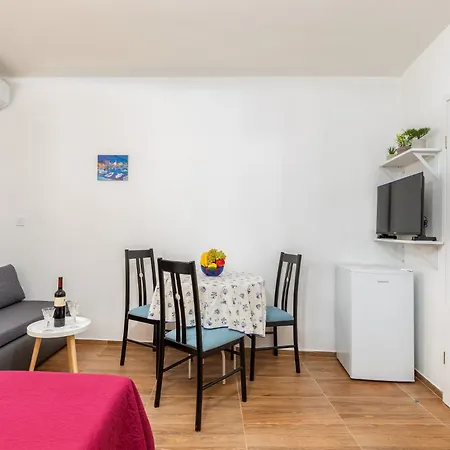 Luciano In A Quiet Location With Parking And A Yard Fažana