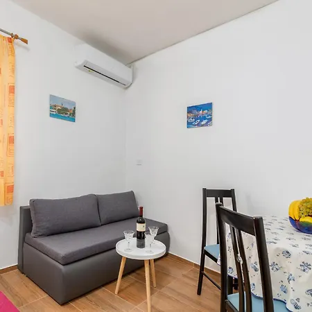 Luciano In A Quiet Location With Parking And A Yard * Fažana