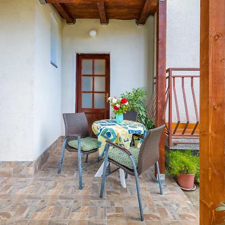 Luciano In A Quiet Location With Parking And A Yard Appartement *