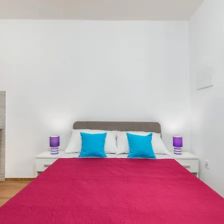 Apartment Luciano In A Quiet Location With Parking And A Yard *
