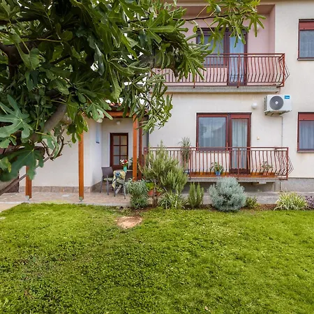 Luciano In A Quiet Location With Parking And A Yard Fazana