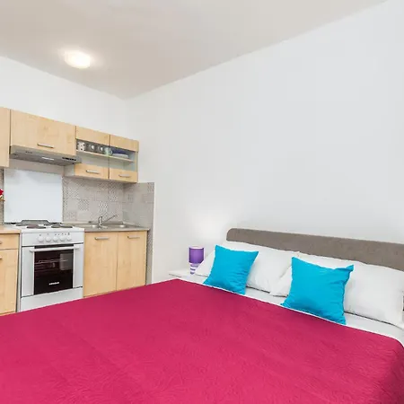 Luciano In A Quiet Location With Parking And A Yard Appartement *