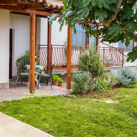Luciano In A Quiet Location With Parking And A Yard Appartement Fažana