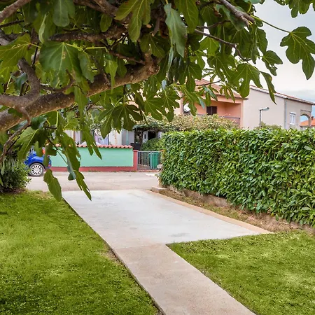 Luciano In A Quiet Location With Parking And A Yard * Fažana
