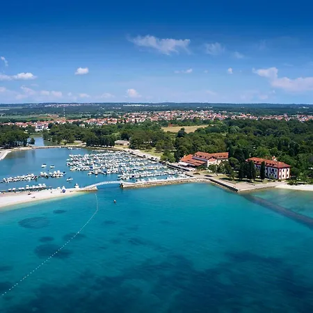 Luciano In A Quiet Location With Parking And A Yard Appartement