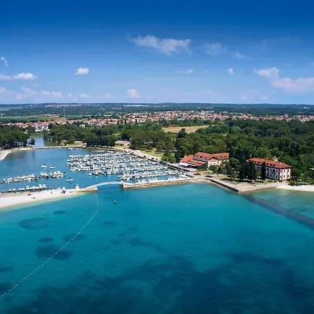 Luciano In A Quiet Location With Parking And A Yard Apartment