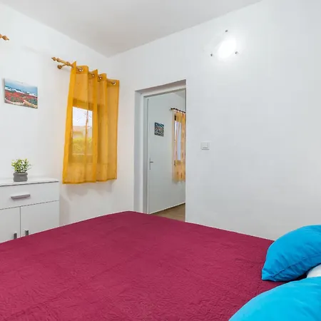 Luciano In A Quiet Location With Parking And A Yard * Fažana