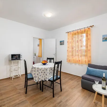 Luciano In A Quiet Location With Parking And A Yard *